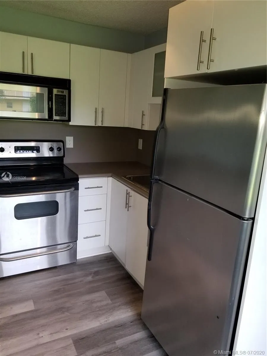5156 NE 6th Ave # 207, Oakland Park FL 33334