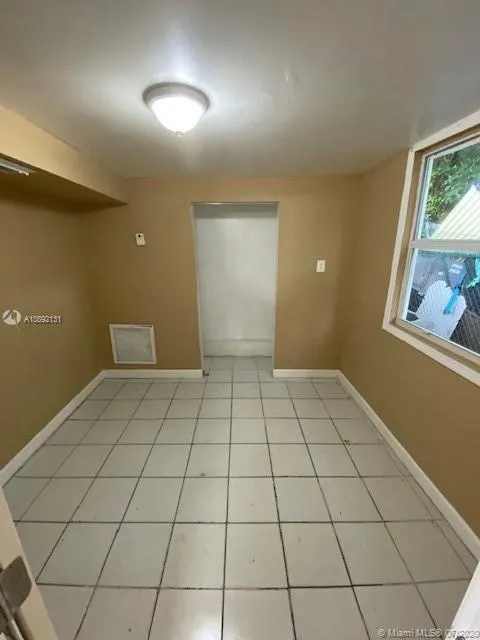 1872 NW 1st St, Miami FL 33125