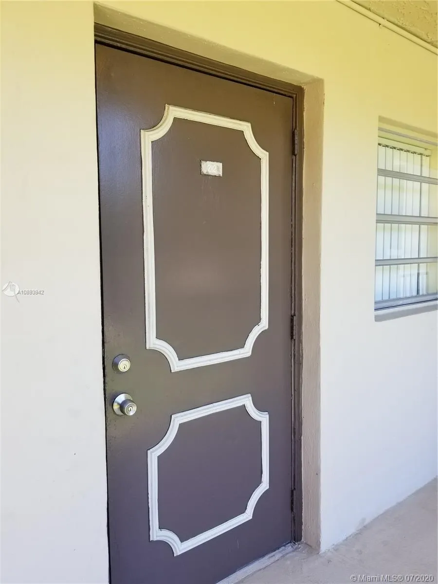 9430 Poinciana Pl # 212, Davie FL 33324