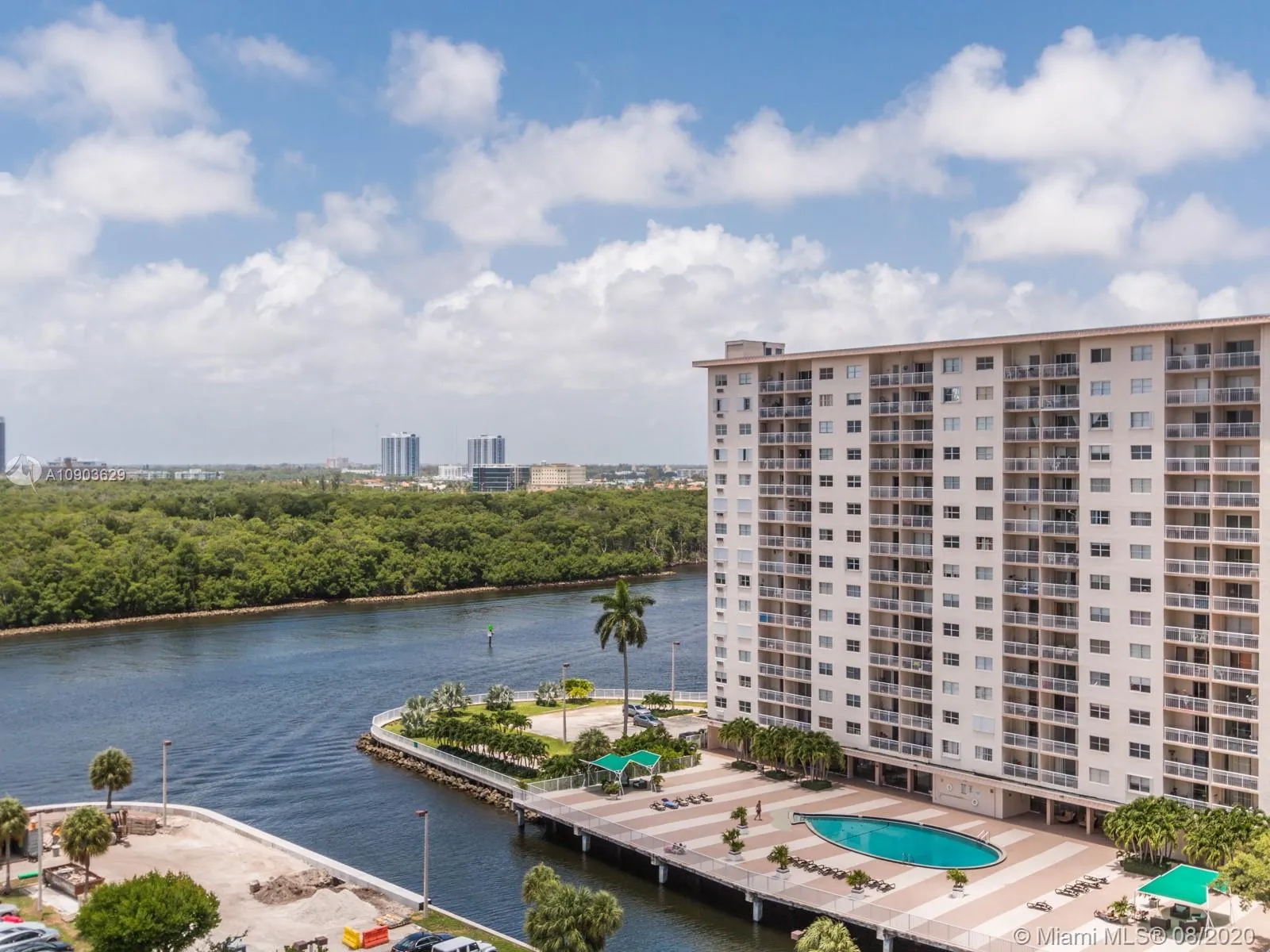 1 bedroom 1 bath for sale at 500 Bayview Dr # 1119, Sunny Isles Beach FL 33160