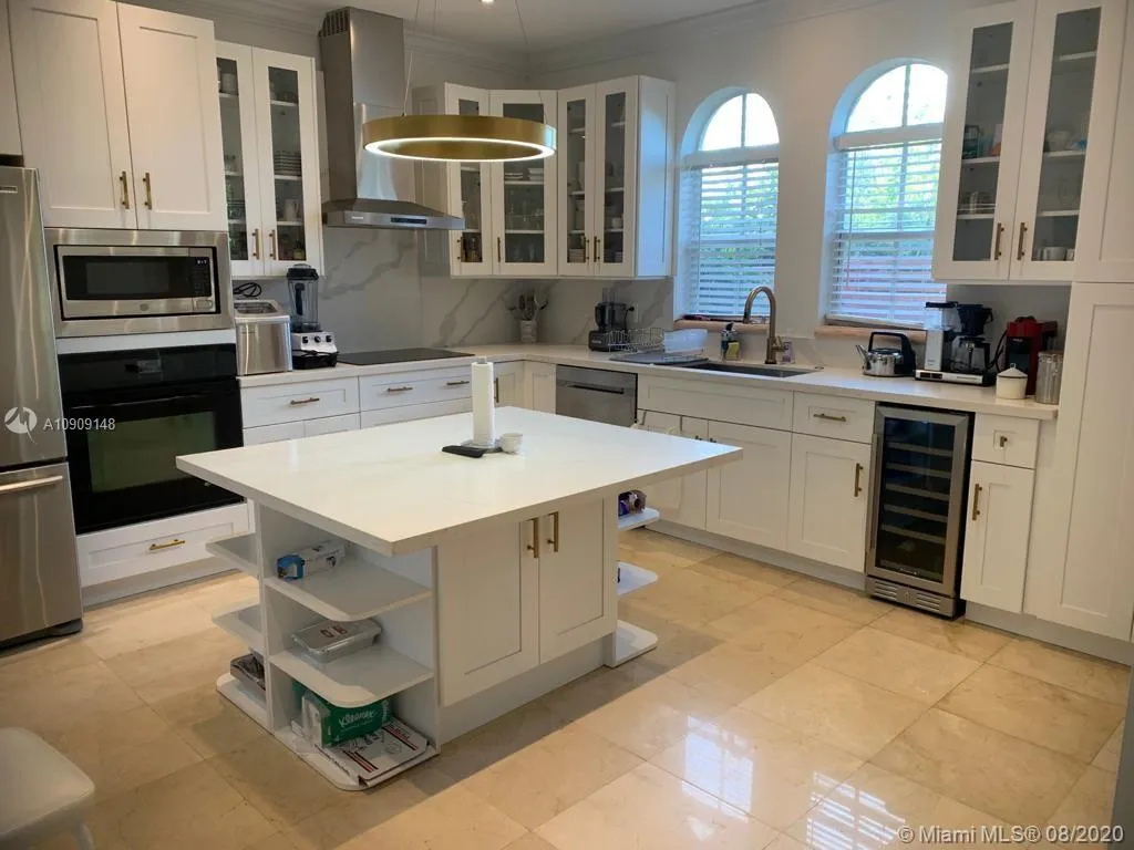 3 bedroom 2 bath for sale at 18420 NE 30th Ave # 18420, Aventura FL 33160