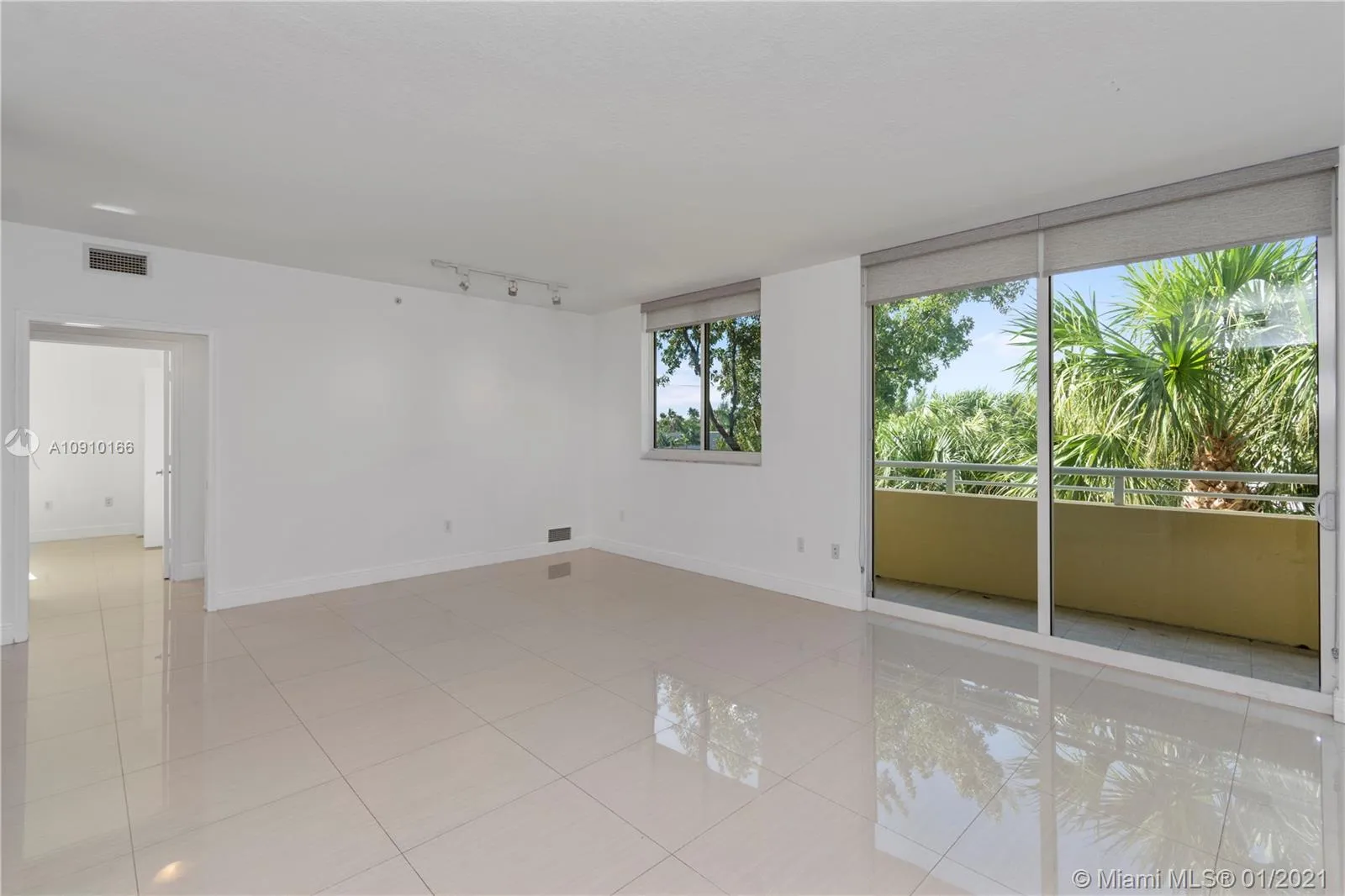 2775 NE 187th St # 214, Aventura FL 33180