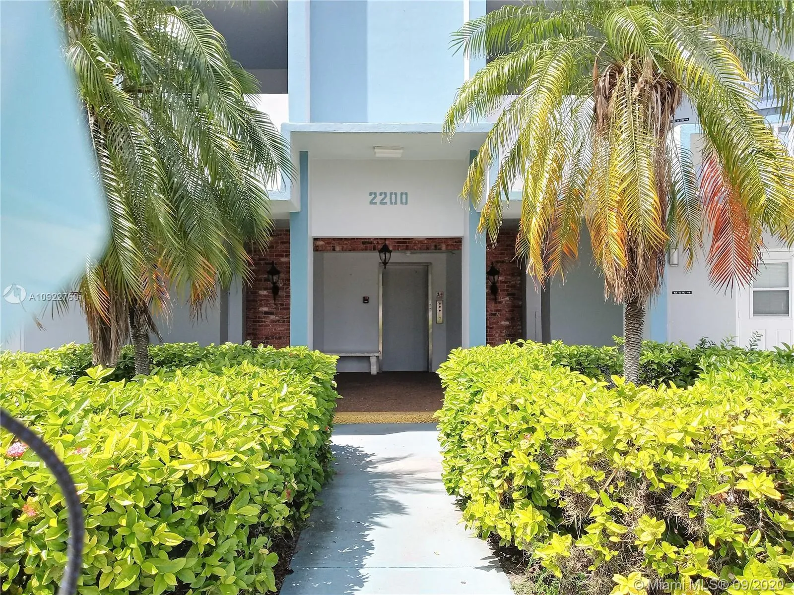 1 bedroom 1 bath for sale at 2200 Park Ln # 109, Hollywood FL 33021