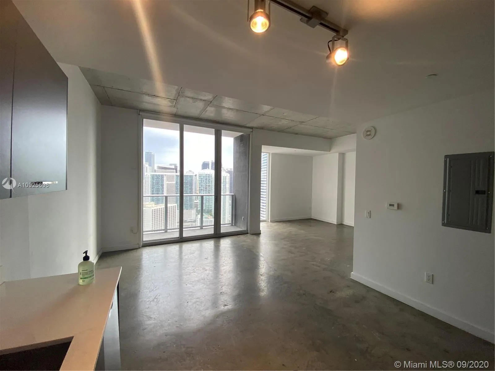 1 bedroom 1 bath for sale at 151 SE 1st St # 3507, Miami FL 33131