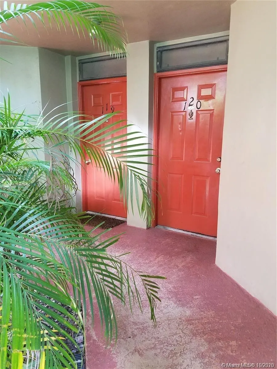 2 bedroom 2 bath for sale at 216 Lake Pointe Dr # 120, Oakland Park FL 33309