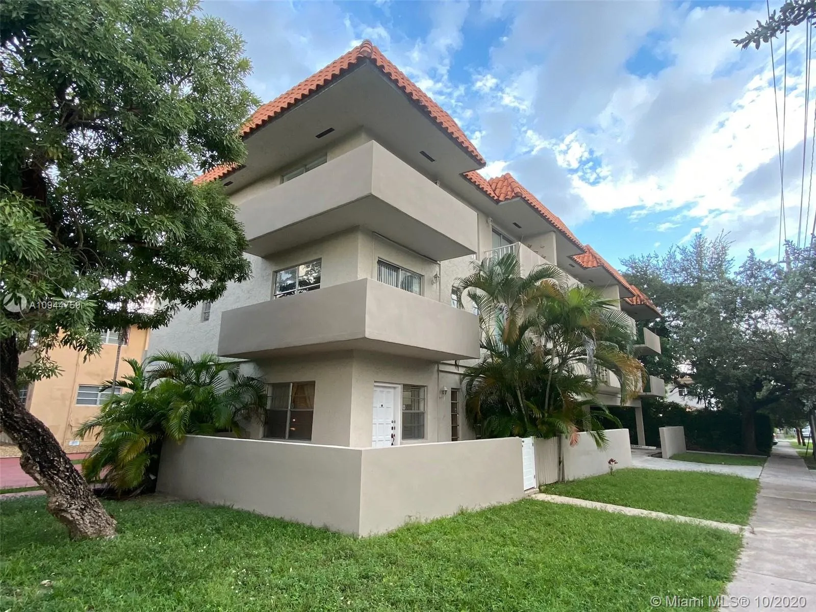 1 bedroom 1 bath for sale at 50 Antilla Ave # 1, Coral Gables FL 33134