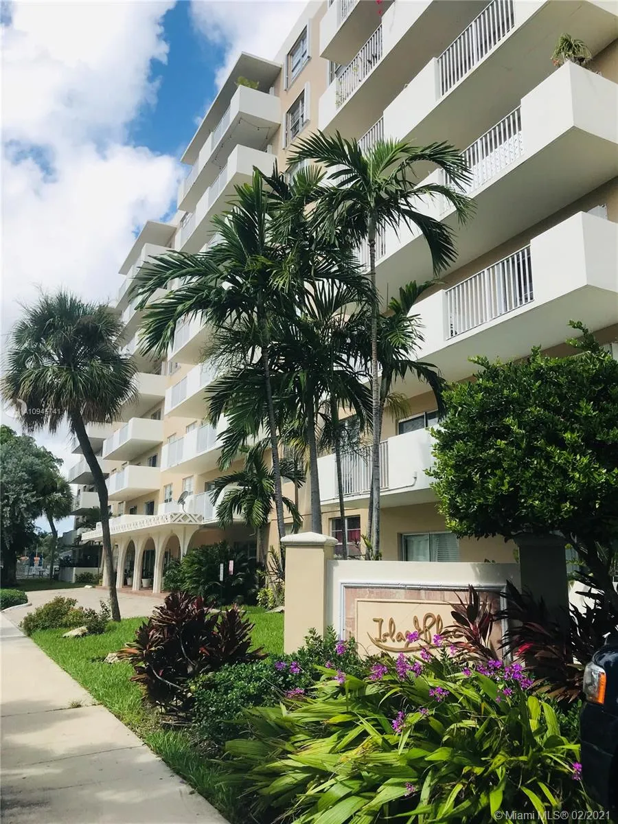 2 bedroom 2 bath for sale at 1455 N Treasure Dr # 3H, North Bay Village FL 33141