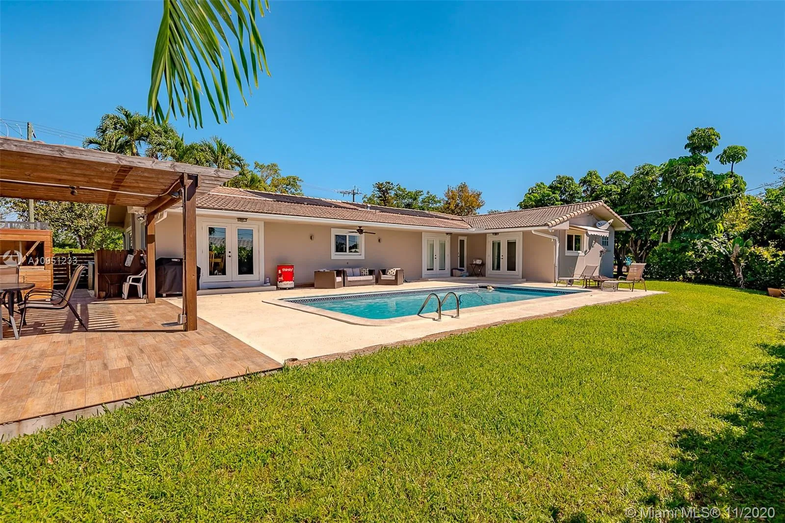 1800 NE 199th St, Miami FL 33179