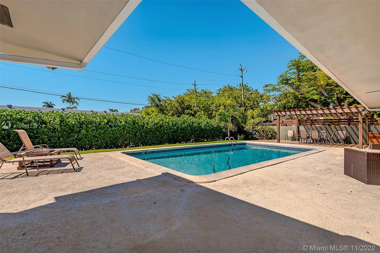 1800 NE 199th St, Miami FL 33179