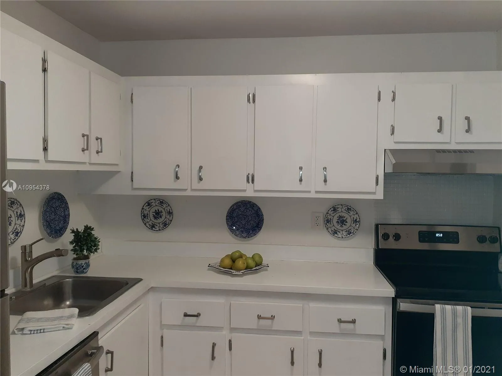 2 bedroom 1 bath for rent at 7705 Camino Real # 101, Miami FL 33143