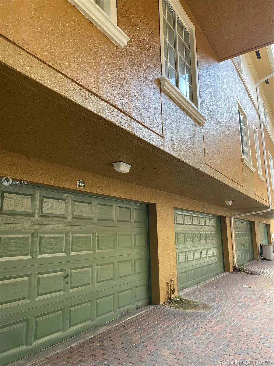 3 bedroom 2 bath for sale at 2941 NE 185th St # 1304, Aventura FL 33180