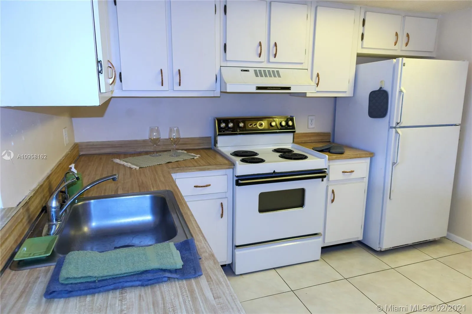 2 bedroom 2 bath for sale at 5550 NW 44th St # 404B, Lauderhill FL 33319