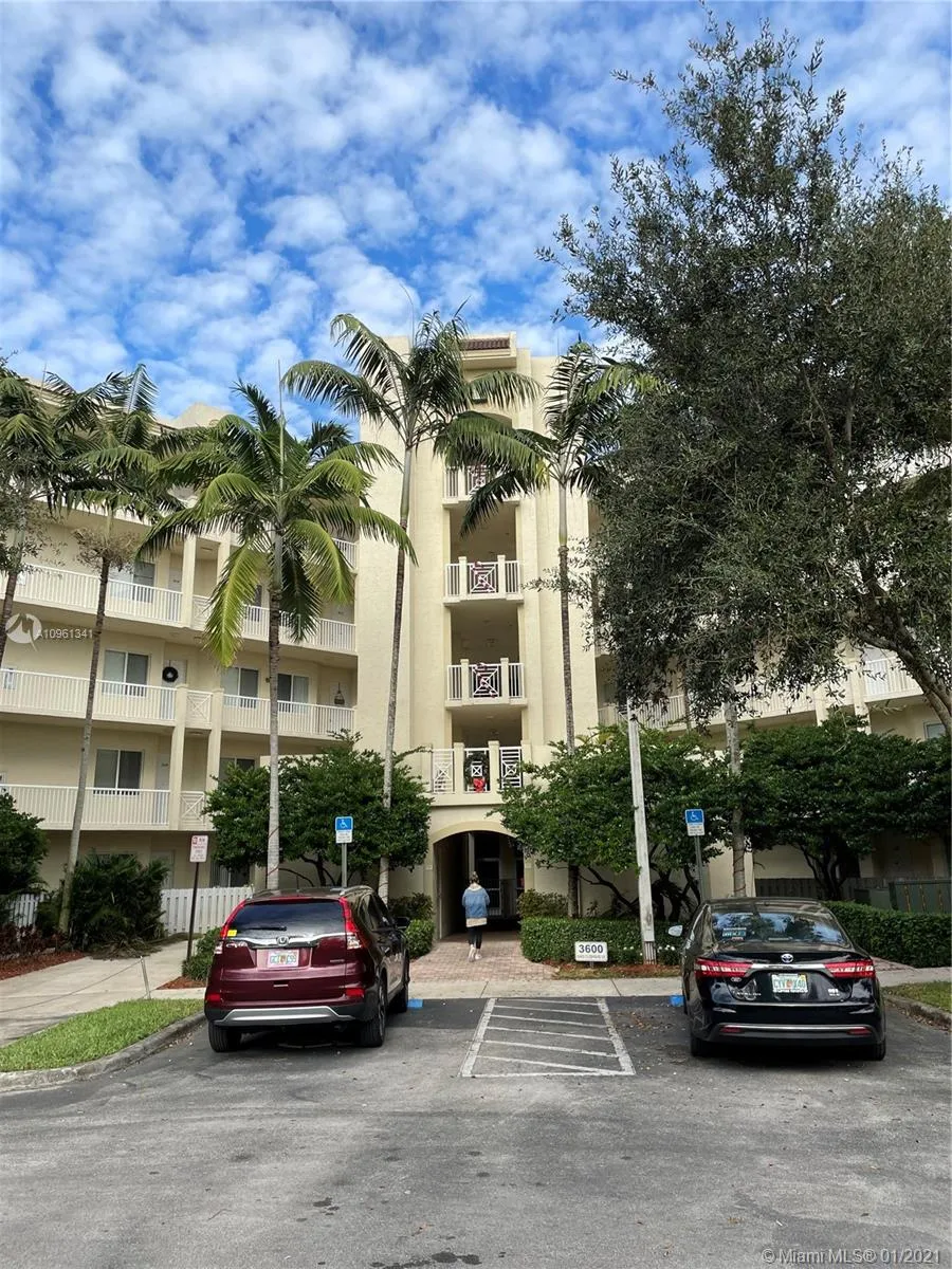 3 bedroom 2 bath for sale at 3600 Oaks Clubhouse Dr # 506, Pompano Beach FL 33069