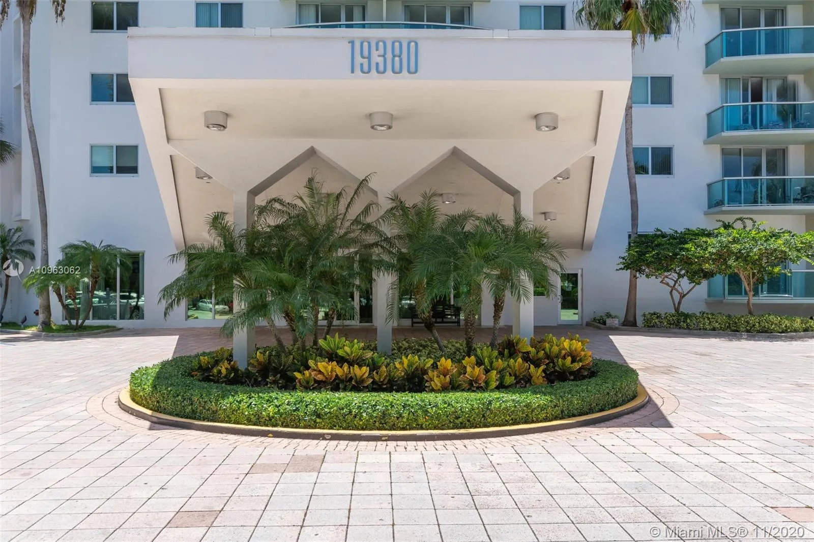 1 bedroom 1 bath for sale at 19380 Collins Ave # 20, Sunny Isles Beach FL 33160