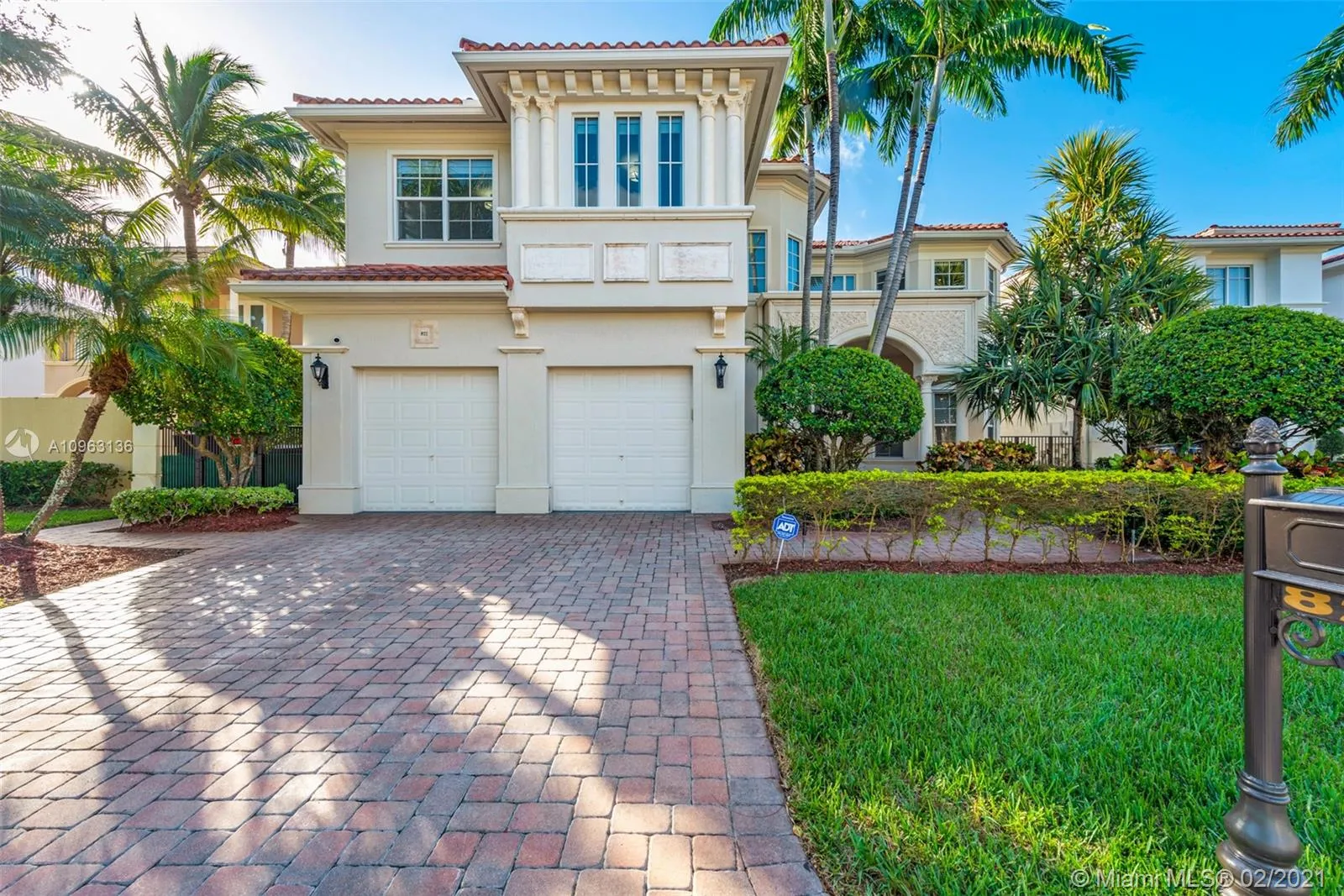5 bedroom 4 bath for sale at 822 Meridian Ln, Hollywood FL 33019