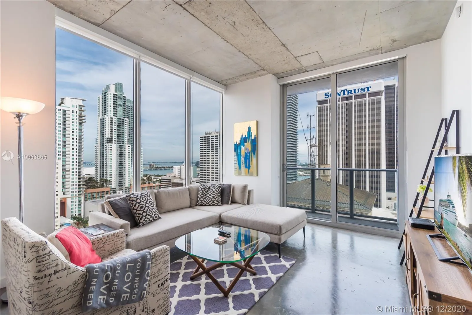 2 bedroom 1 bath for sale at 151 SE 1st St # 2002, Miami FL 33131