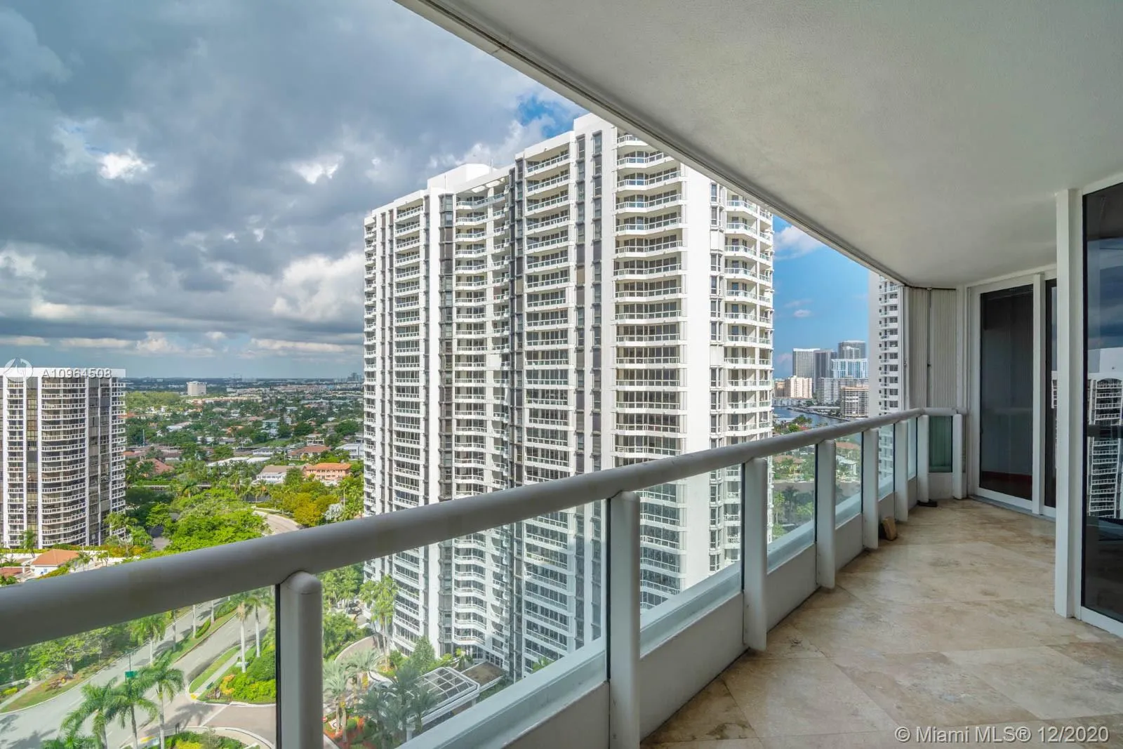 2 bedroom 2 bath for sale at 21055 Yacht Club Dr # 2104, Aventura FL 33180