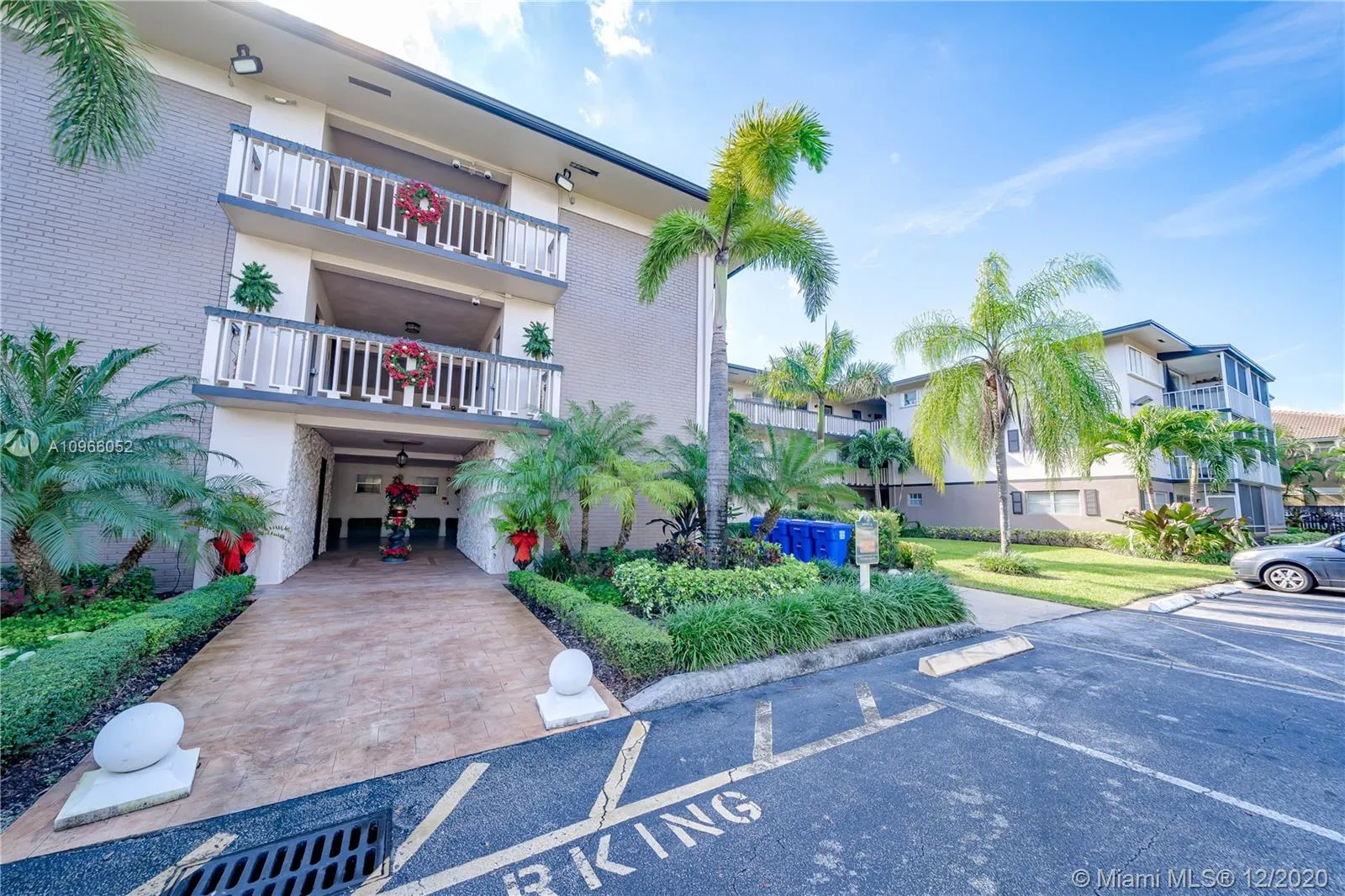 1 bedroom 1 bath for sale at 4900 Washington St # 209, Hollywood FL 33021