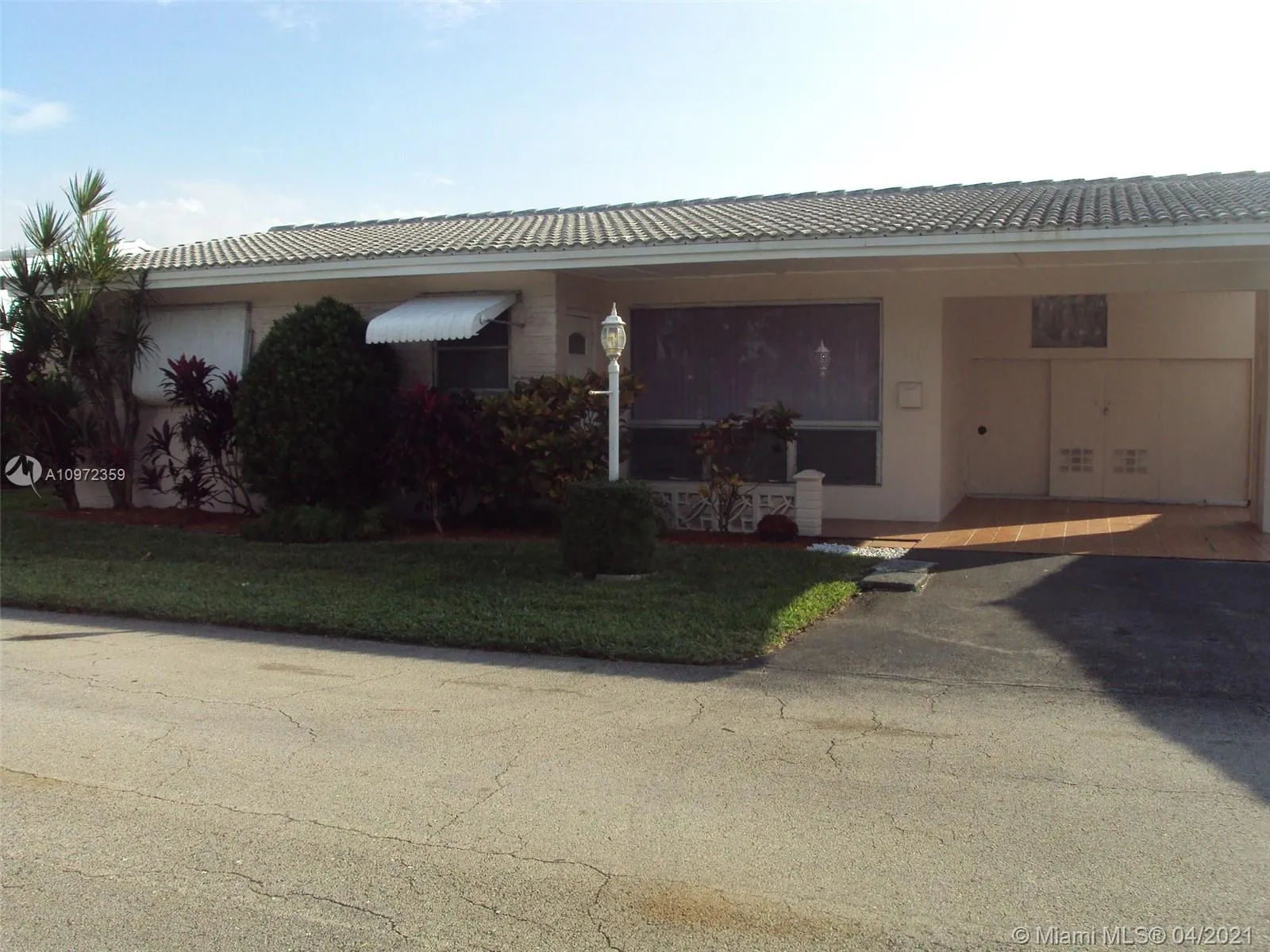 2 bedroom 2 bath for sale at 3162 Sheridan Ln # 161, Hollywood FL 33021