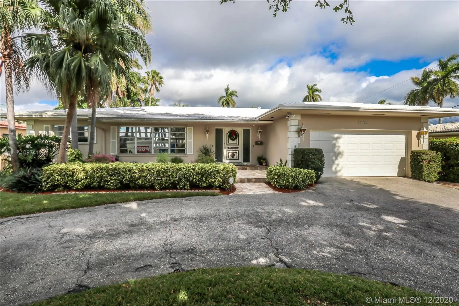 7 bedroom 4 bath for sale at 1141 N Northlake Dr, Hollywood FL 33019