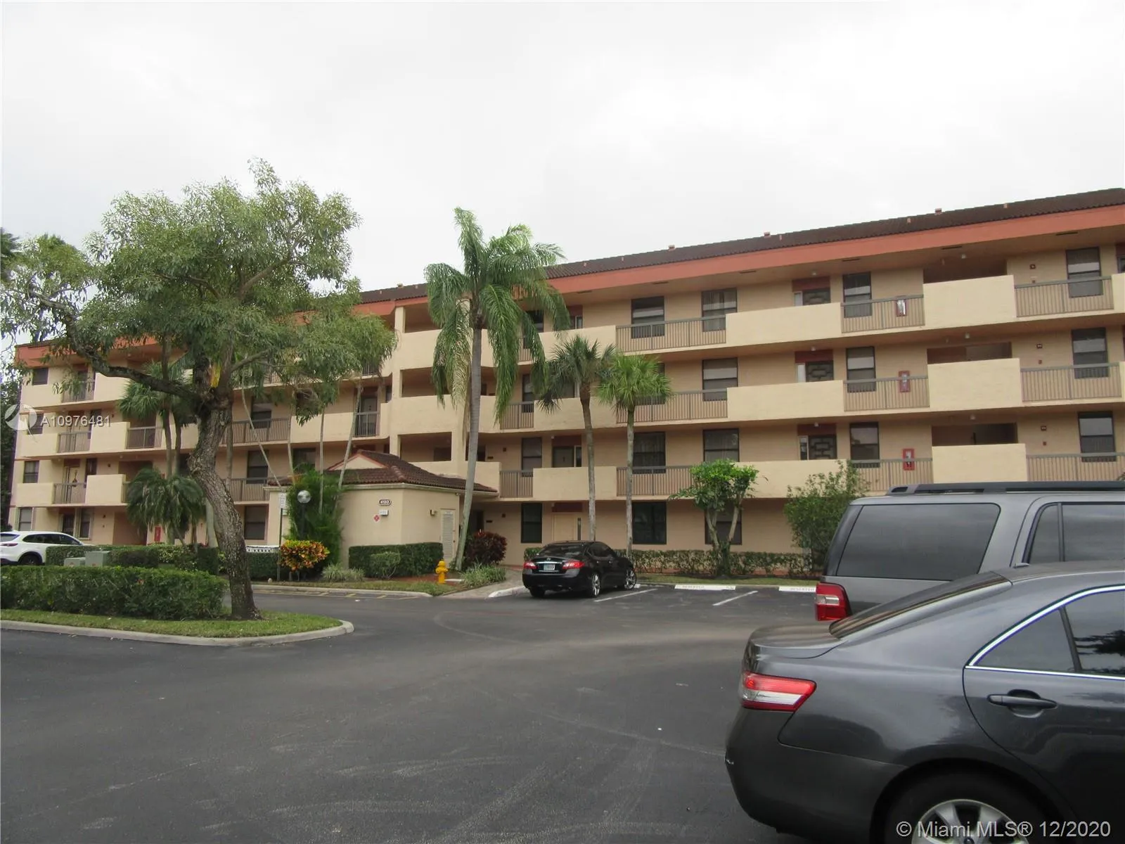 2 bedroom 2 bath for sale at 4133 S Carambola Cir S # G305, Coconut Creek FL 33066