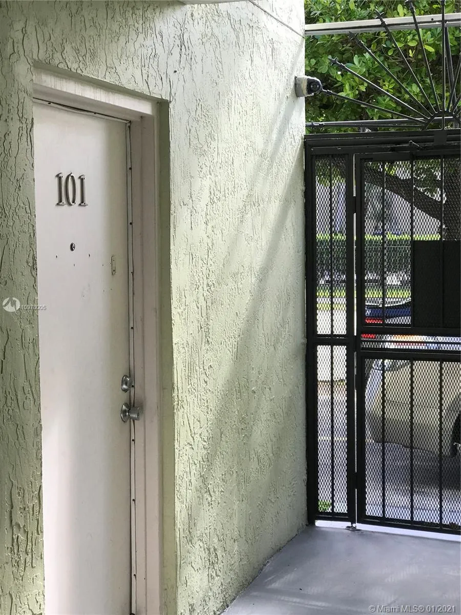 2565 W 56th St # 101, Hialeah FL 33016