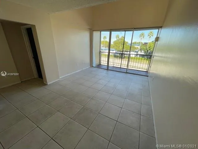 8850 Fontainebleau Blvd # 404, Miami FL 33172