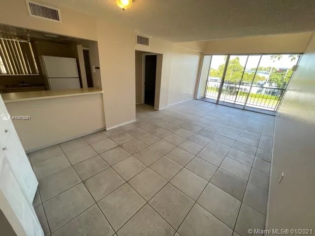 8850 Fontainebleau Blvd # 404, Miami FL 33172
