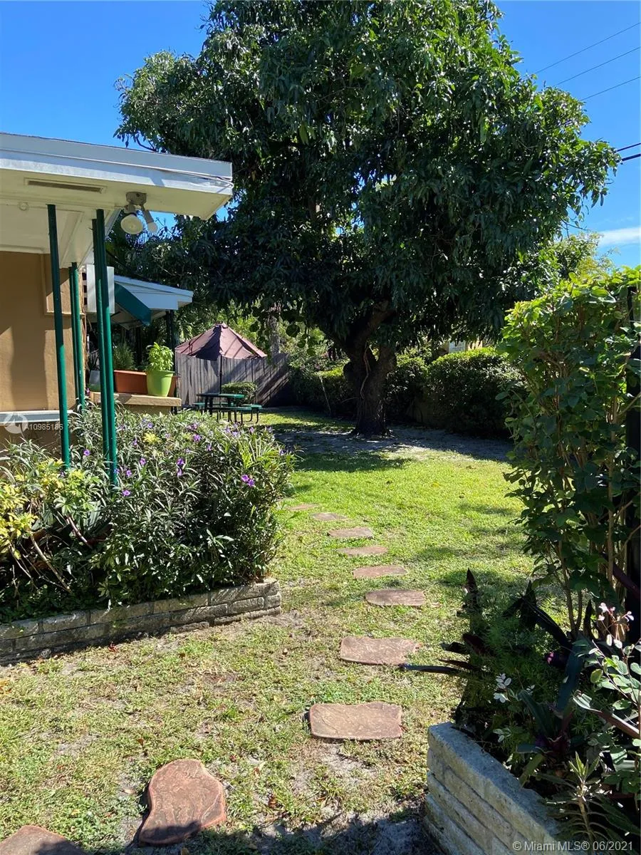 850 NE 90th St, Miami FL 33138