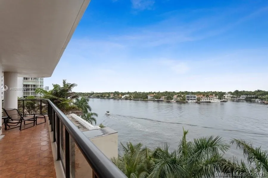 3 bedroom 2 bath for sale at 19667 Turnberry Way # 5J, Aventura FL 33180