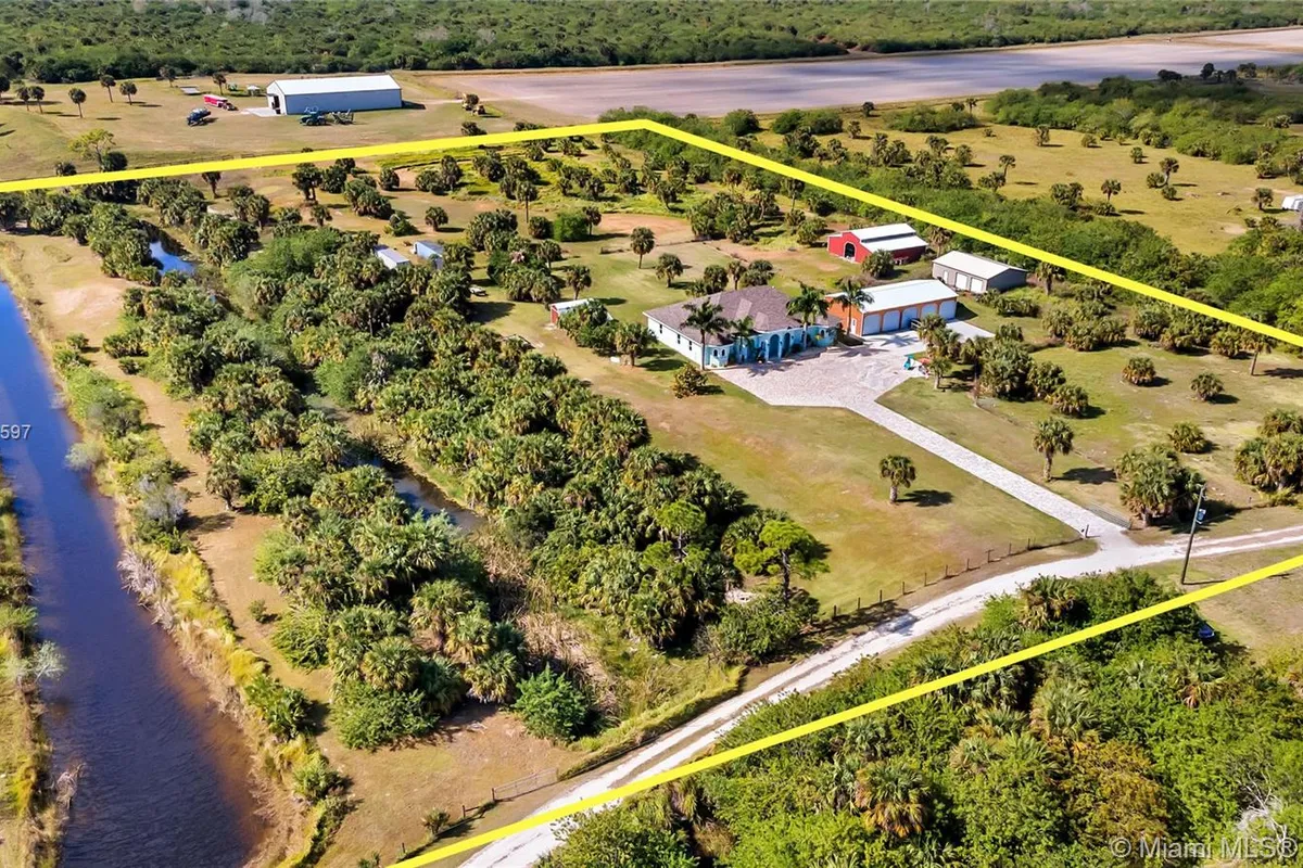 7684 County Road 78, La Belle FL 33935