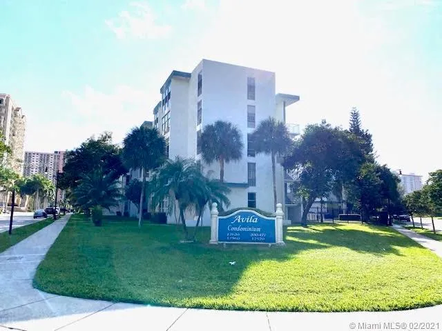1 bedroom 1 bath for sale at 17620 Atlantic Blvd # 207, Sunny Isles Beach FL 33160