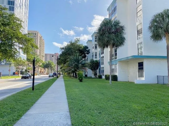 17620 Atlantic Blvd # 207, Sunny Isles Beach FL 33160