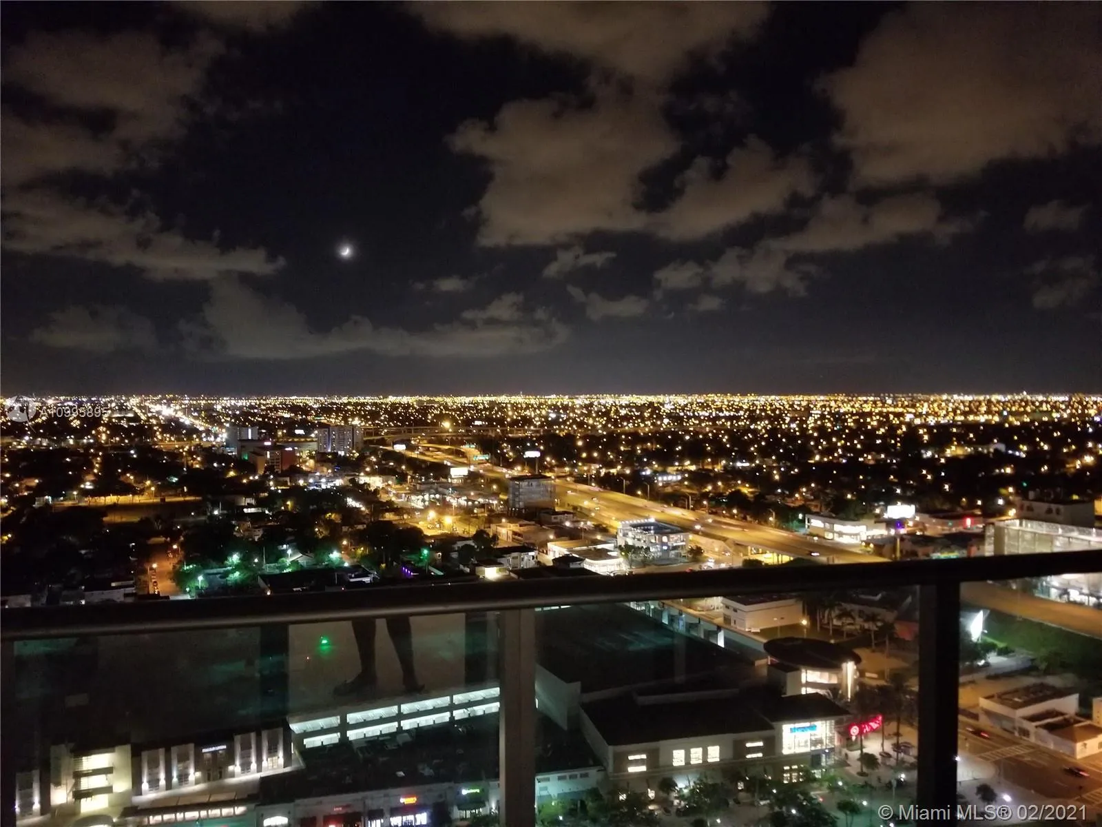 1 bedroom 1 bath for sale at 121 NE 34th St # 2810, Miami FL 33137
