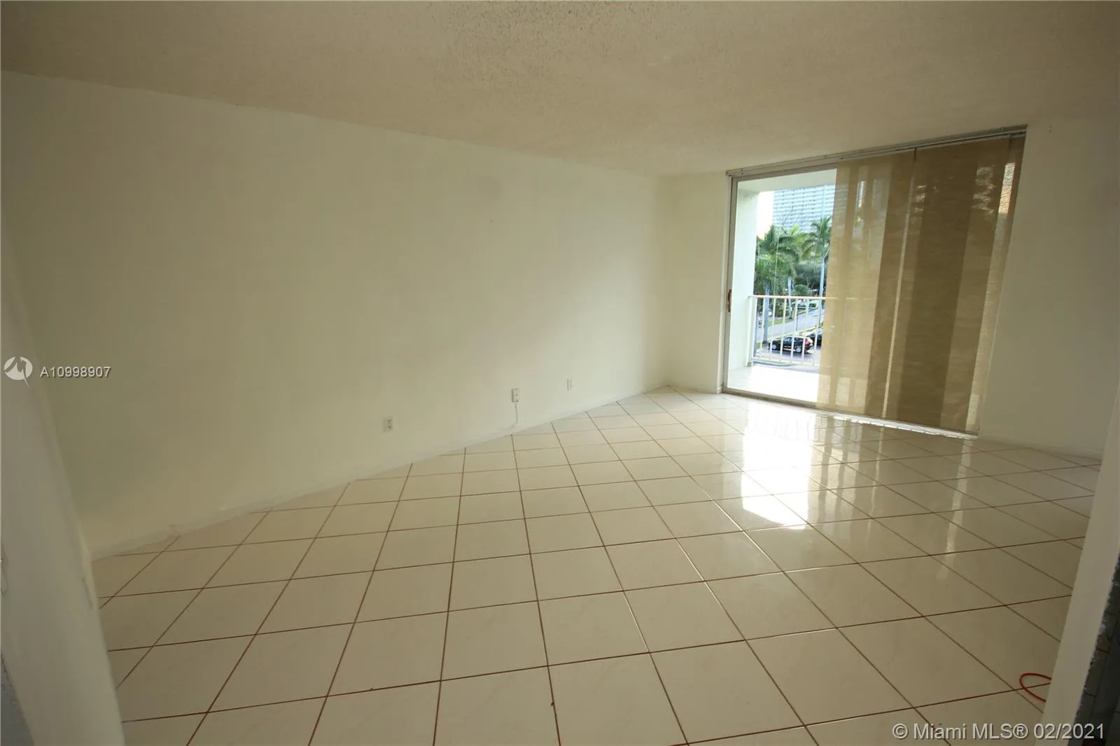 1 bedroom 1 bath for sale at 16558 NE 26th Ave # 4H, North Miami Beach FL 33160