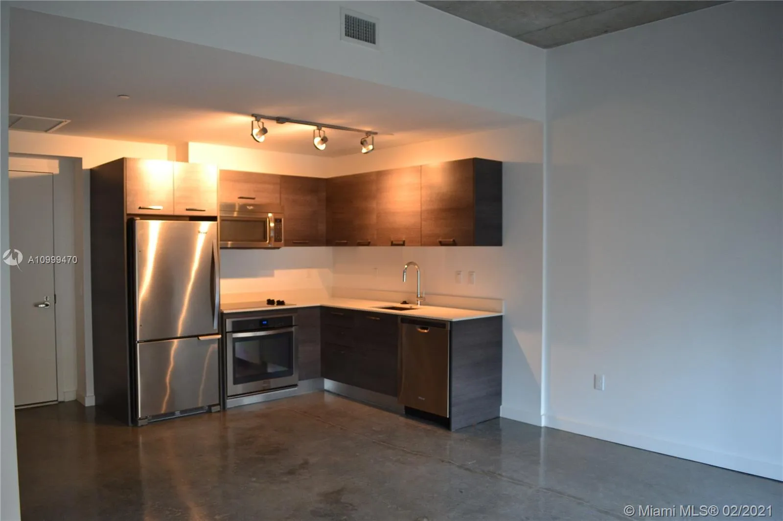 1 bedroom 1 bath for sale at 151 SE 1st St # 1207, Miami FL 33131