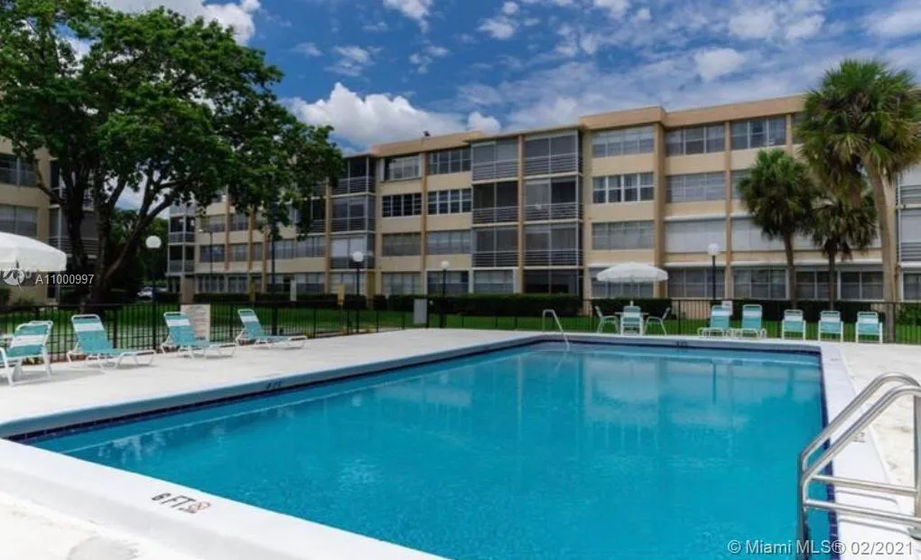 1 bedroom 1 bath for sale at 2751 Taft St # 401, Hollywood FL 33020