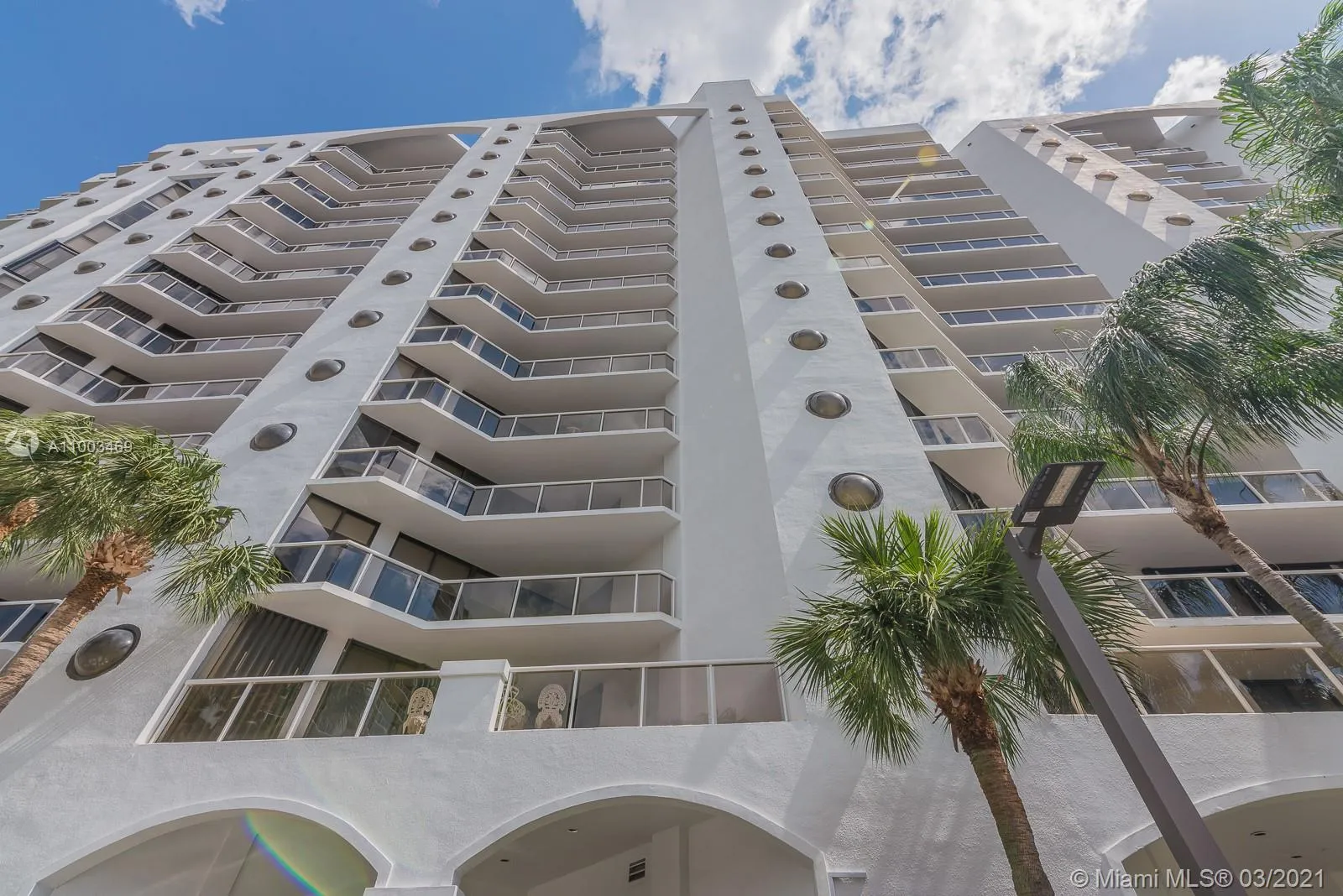 2 bedroom 2 bath for sale at 3610 Yacht Club Dr # 912, Aventura FL 33180