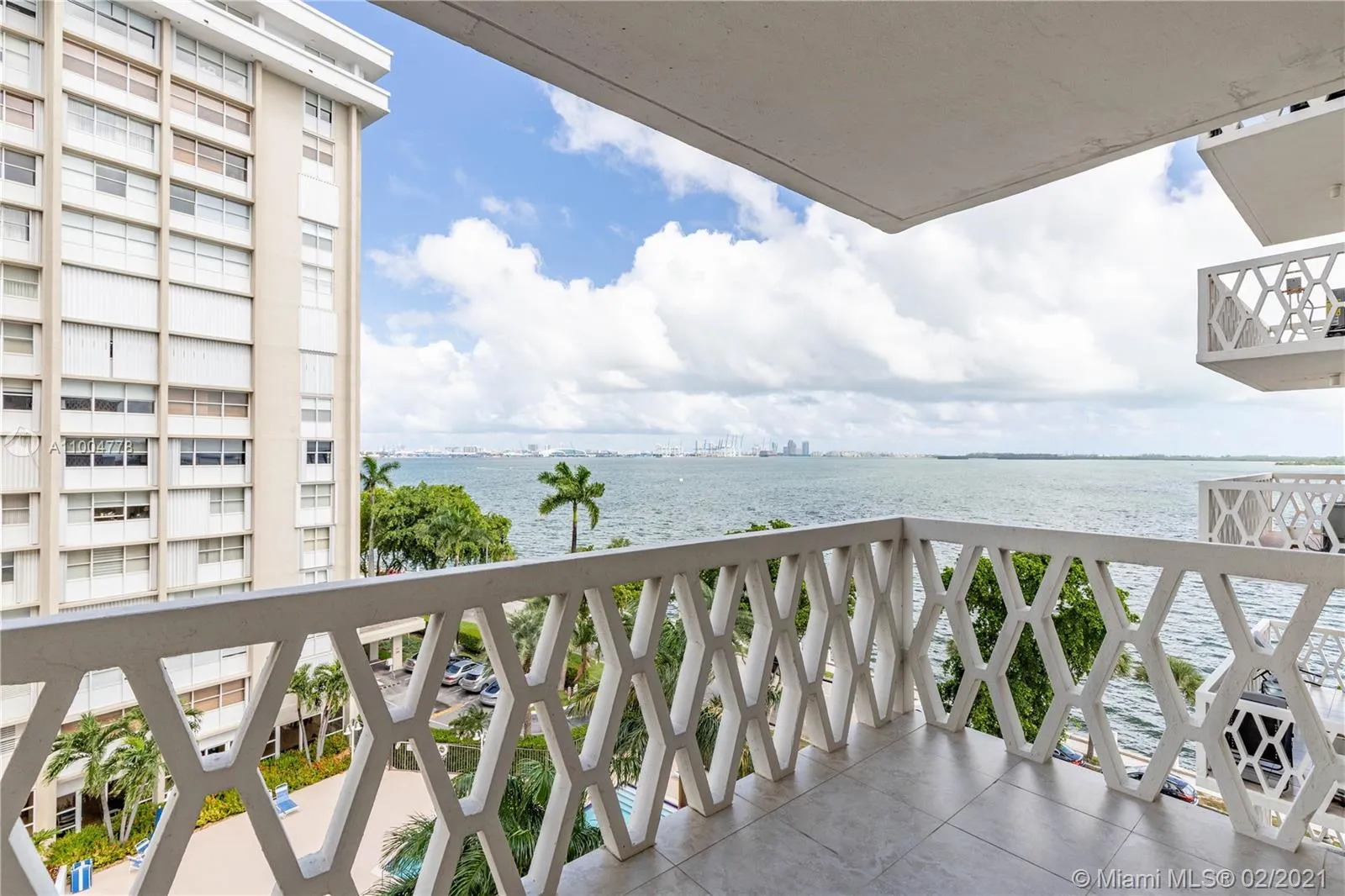 1 bedroom 1 bath for sale at 1430 Brickell Bay Dr # 703, Miami FL 33131