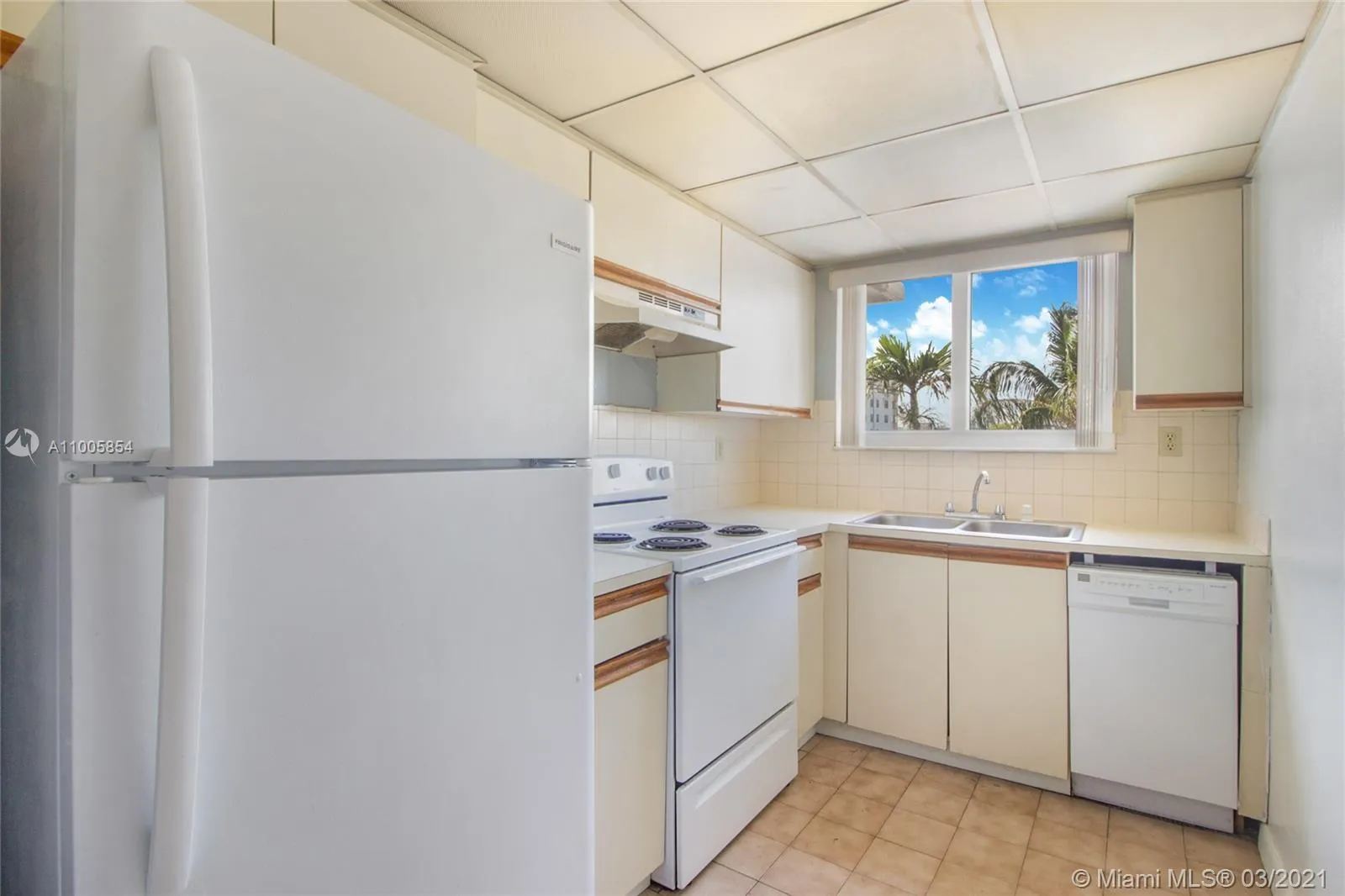 2457 Collins Ave # 408, Miami Beach FL 33140