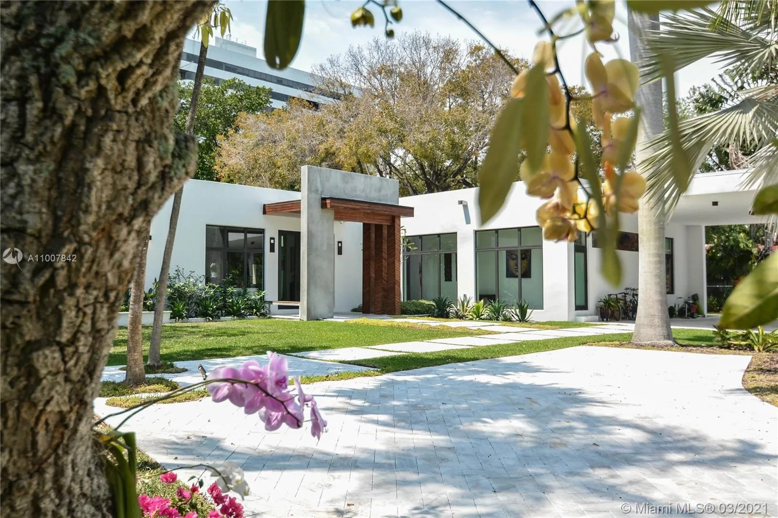 5 bedroom 5 bath for sale at 560 Bay Point Rd, Miami FL 33137