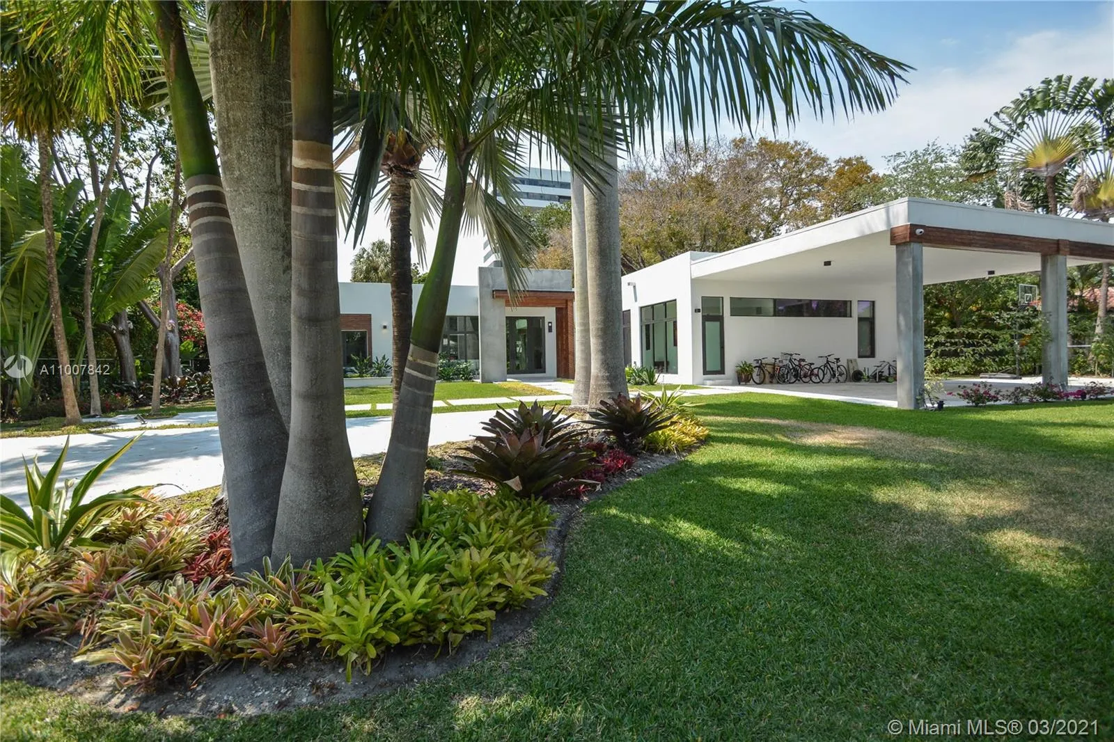 560 Bay Point Rd, Miami FL 33137