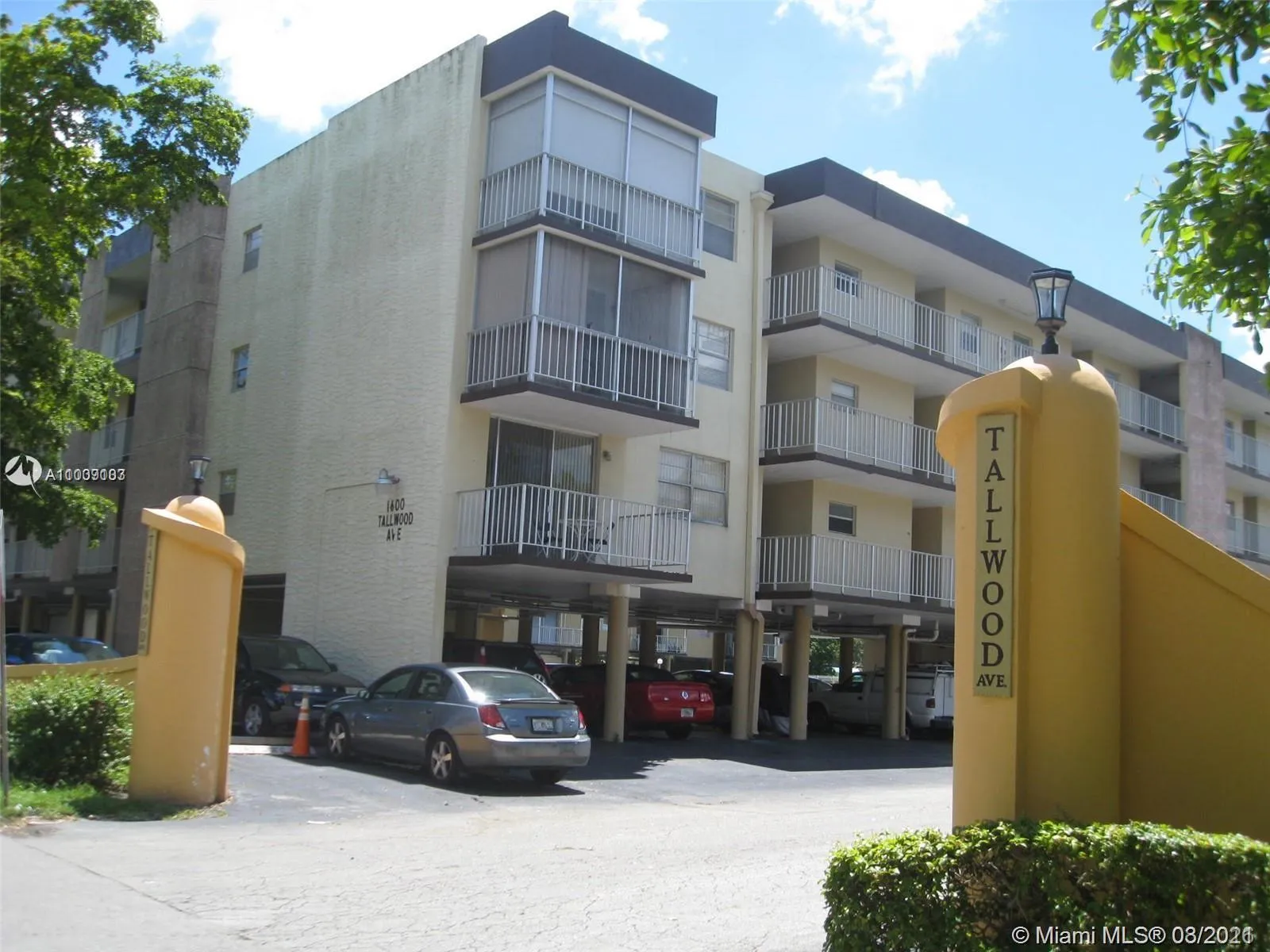 1 bedroom 1 bath for sale at 1600 Tallwood Ave # 308, Hollywood FL 33021