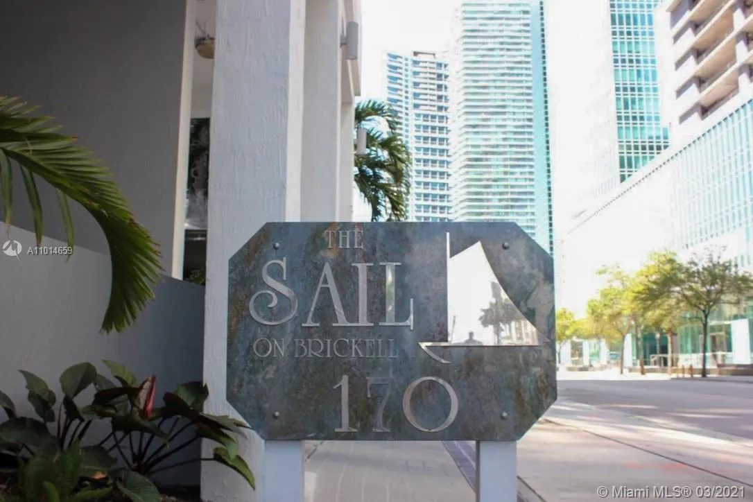 170 SE 14th St, Miami FL 33131