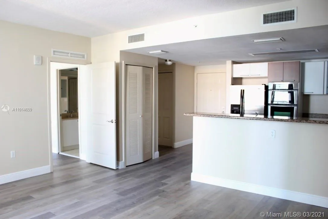 170 SE 14th St, Miami FL 33131