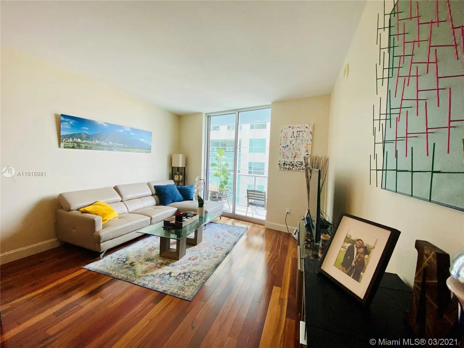 1 bedroom 1 bath for sale at 185 SW 7th St # 1708, Miami FL 33130