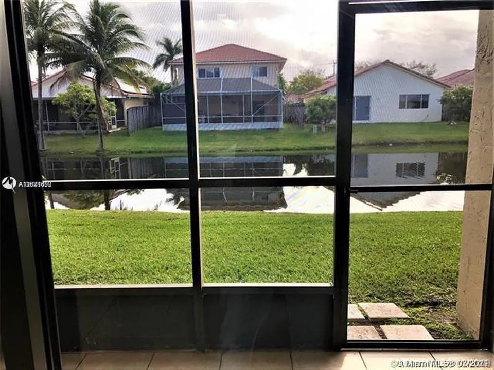 2 bedroom 2 bath for sale at 342 Lakeview Dr # 102, Weston FL 33326
