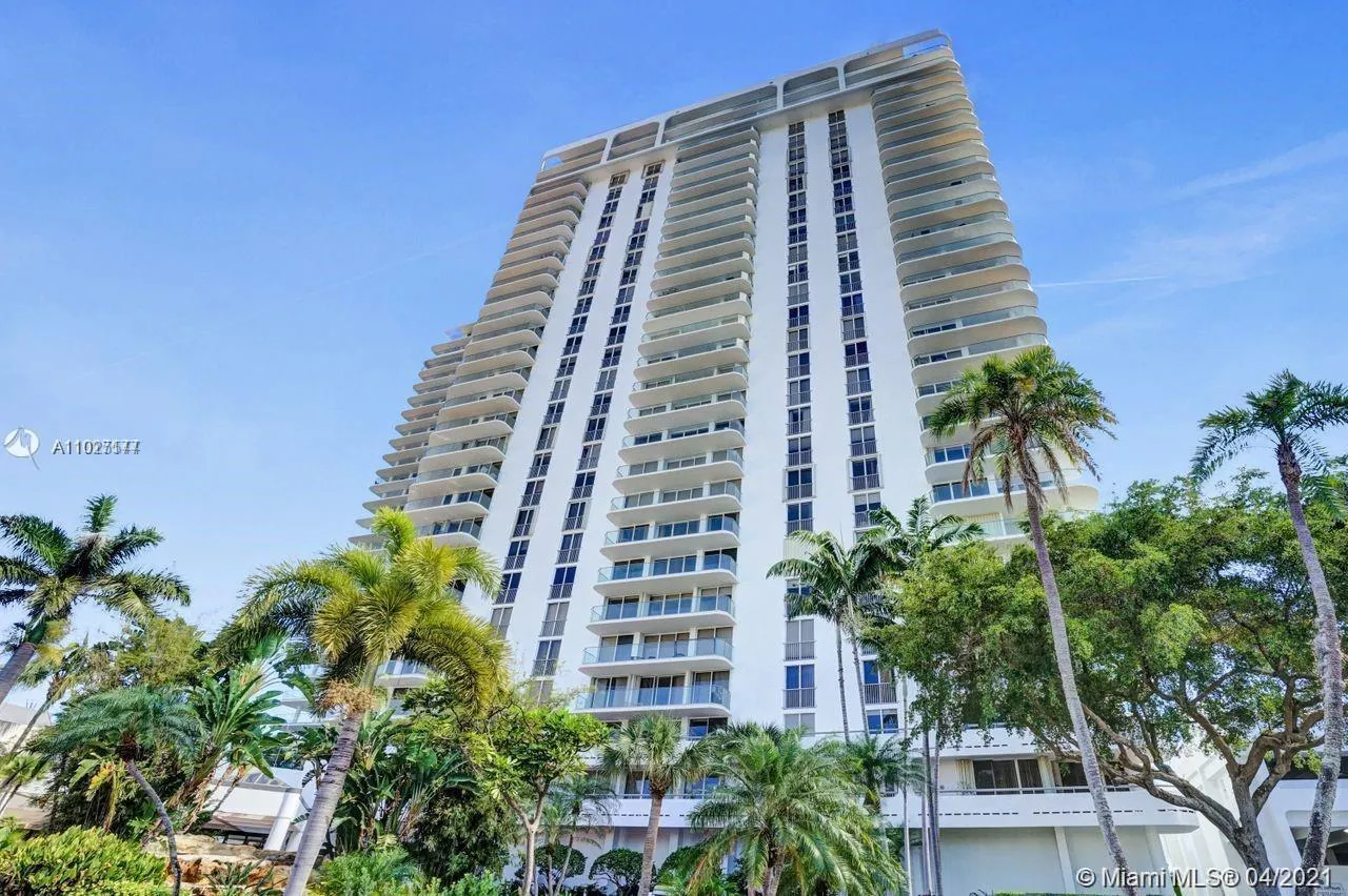 2 bedroom 2 bath for sale at 19707 Turnberry Way # 6, Aventura FL 33180