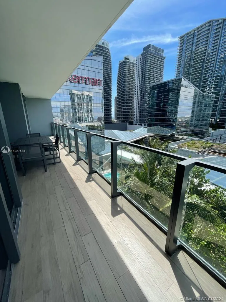 68 SE 6th St # 1004, Miami FL 33131