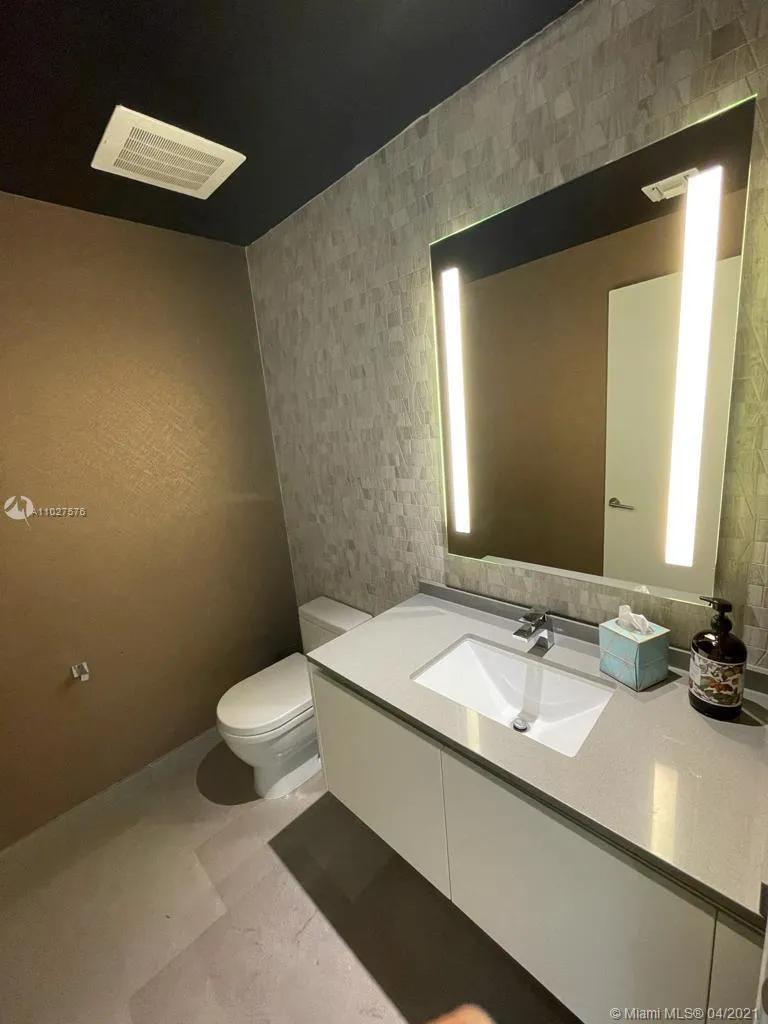 68 SE 6th St # 1004, Miami FL 33131